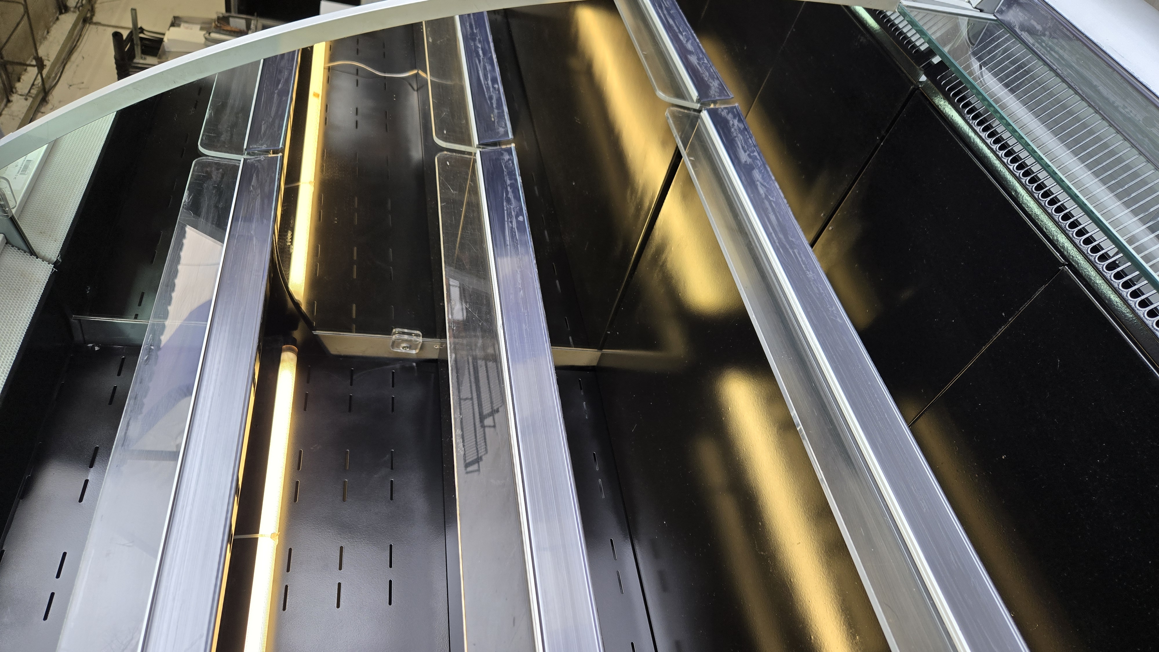 Полу вертикална Хладилна Витрина Oscartielle ARGUS 135x875x1510mm , Plug-in