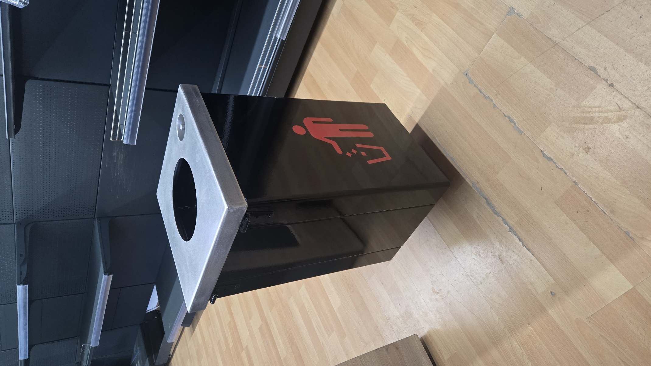 Кош за отпадъци с пепелник р-р 350х350х735мм / Основа и капак инокс, корпус поцинкована ламарина прахово боядисана