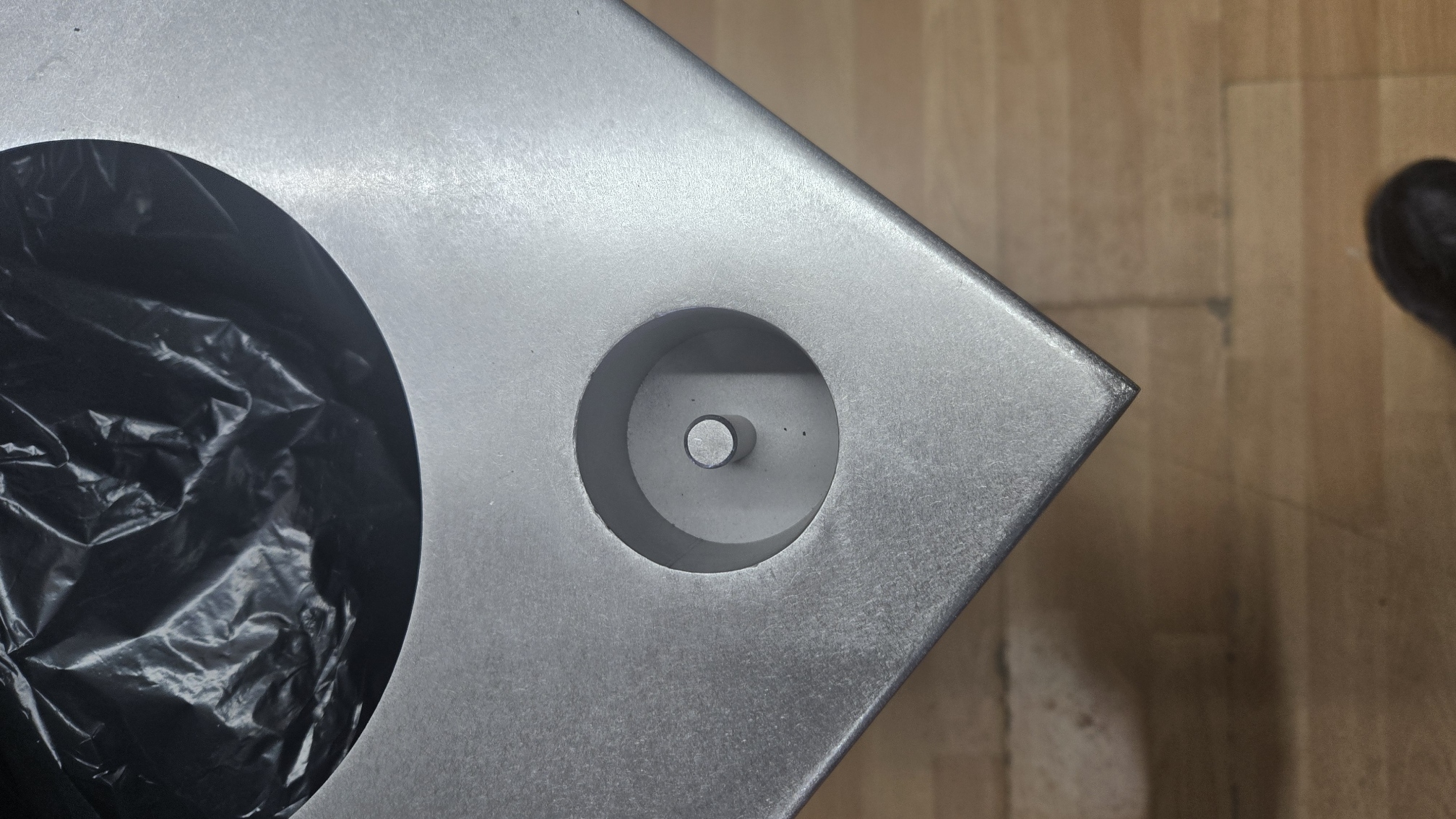 Кош за отпадъци с пепелник р-р 350х350х735мм / Основа и капак инокс, корпус поцинкована ламарина прахово боядисана