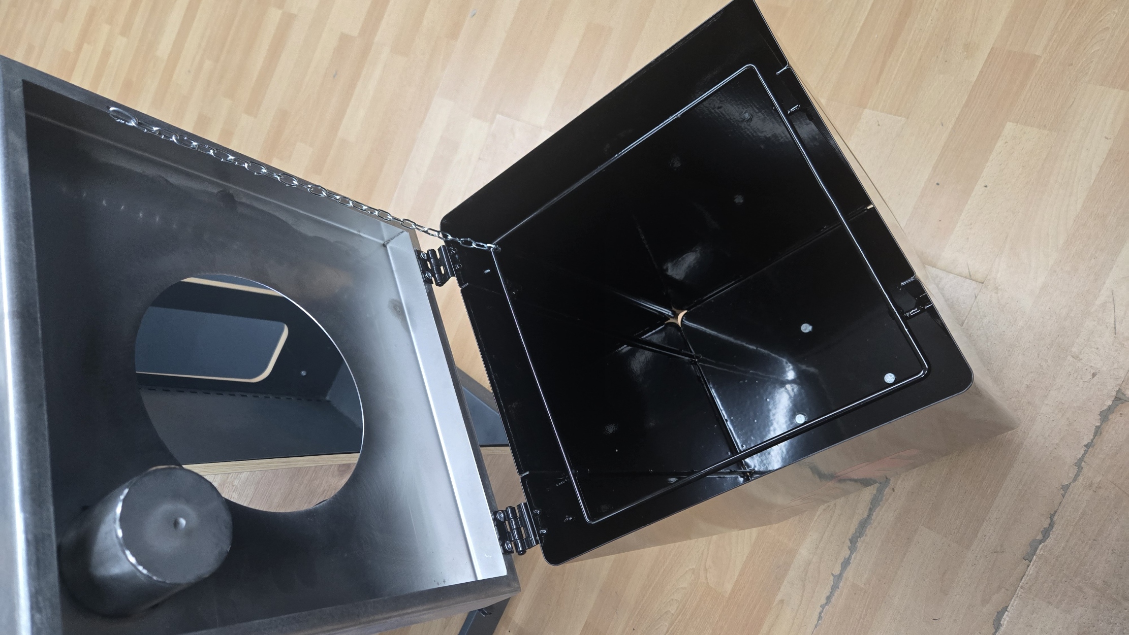 Кош за отпадъци с пепелник р-р 350х350х735мм / Основа и капак инокс, корпус поцинкована ламарина прахово боядисана