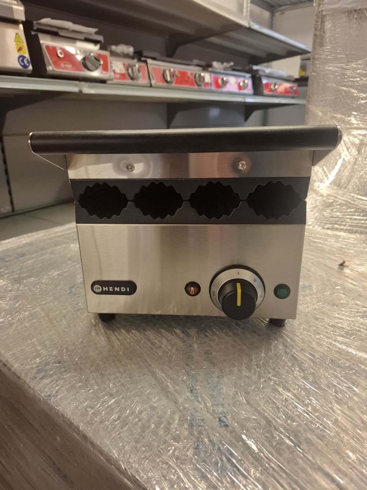 Контактен грил за хот-дог и колбаси Hendi ; 385x285x254 мм.