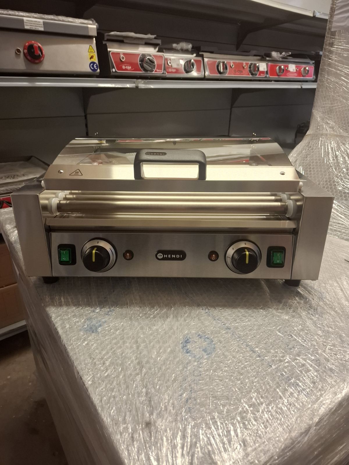 Ролков грил за колбаси - 2 зони с енергоспестяващ капак  Hendi 11 ролки ; 566х527х259 мм.