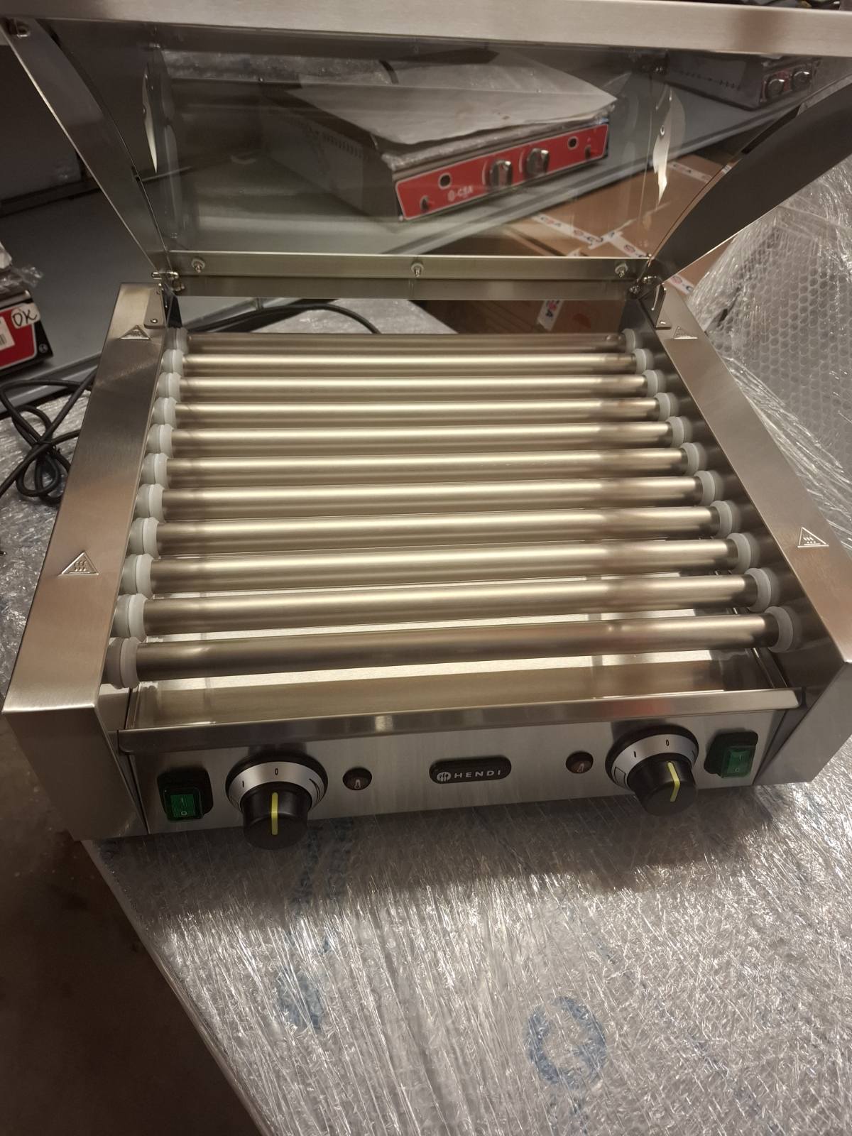 Ролков грил за колбаси - 2 зони с енергоспестяващ капак  Hendi 11 ролки ; 566х527х259 мм.