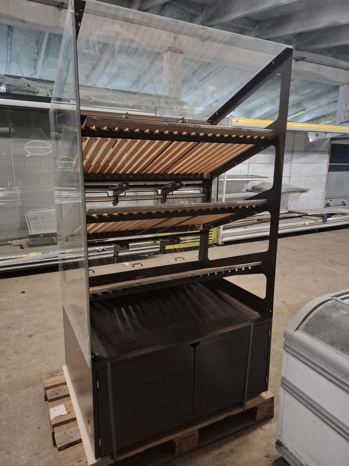 Стелаж за хляб със стъклени вратички 3х3, р-р 100х80х185